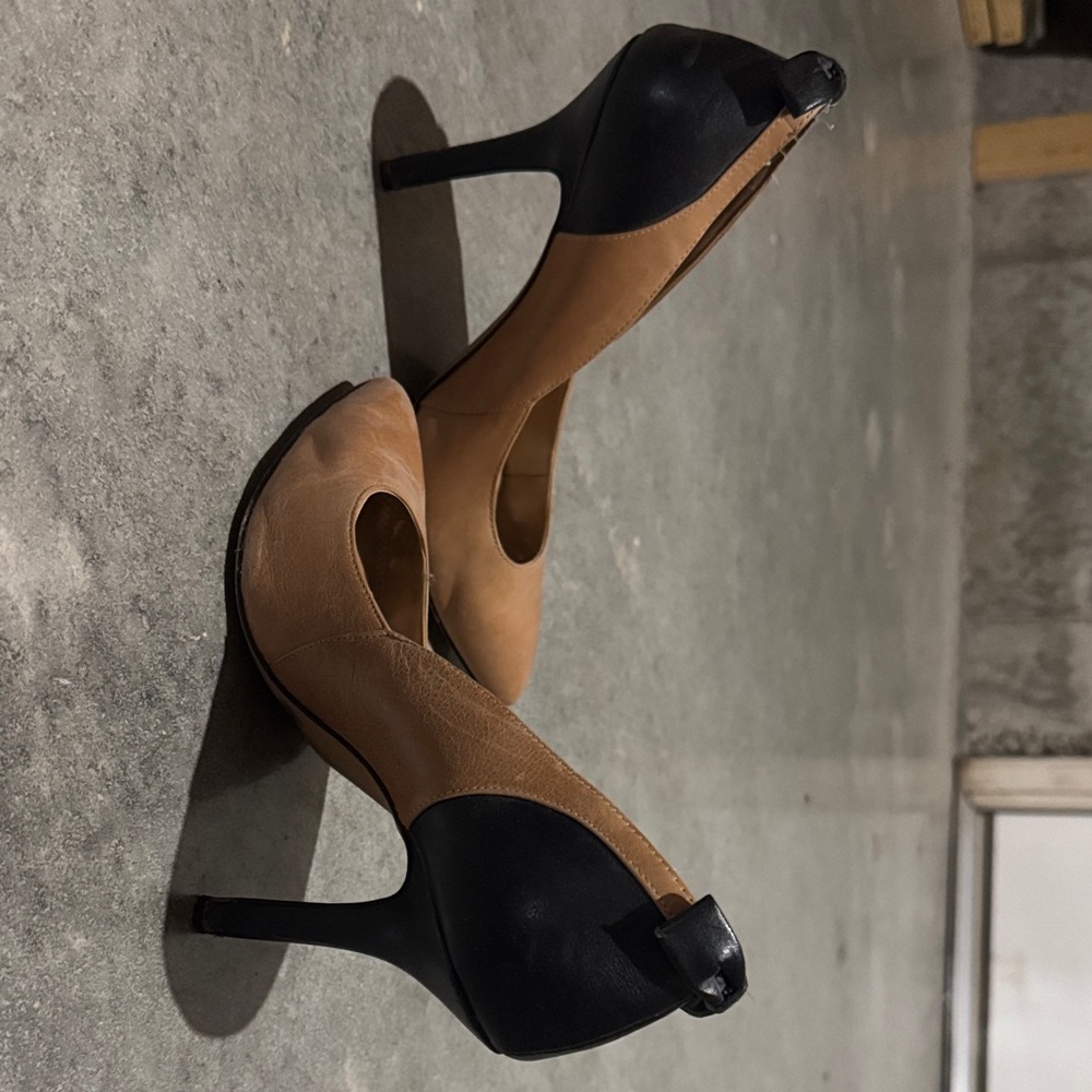 Jessica Simpson Elegant Black and Tan Heels